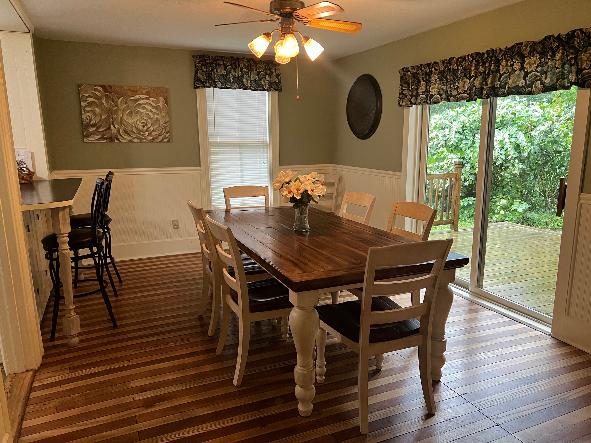 Doyle House Dining room - close to Dreams Park