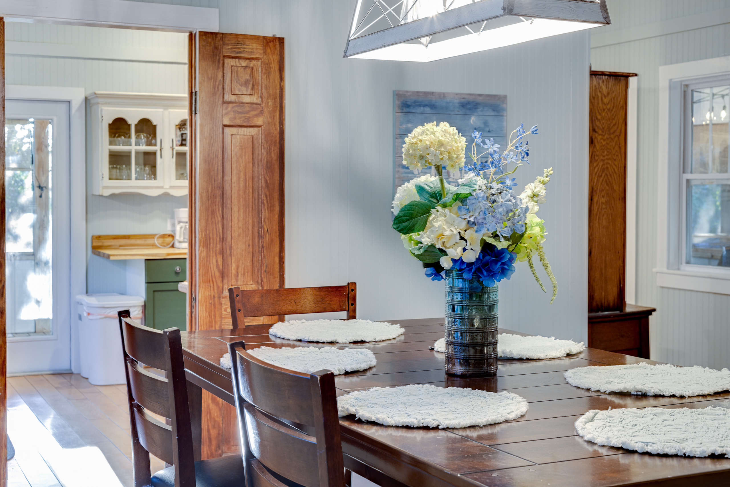 Dining Room: Seating for 6