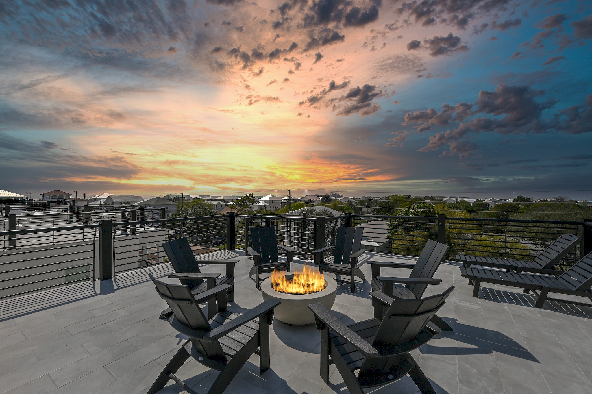 Stunning 4th-floor rooftop equipped with firepit and loungers with gulf views
