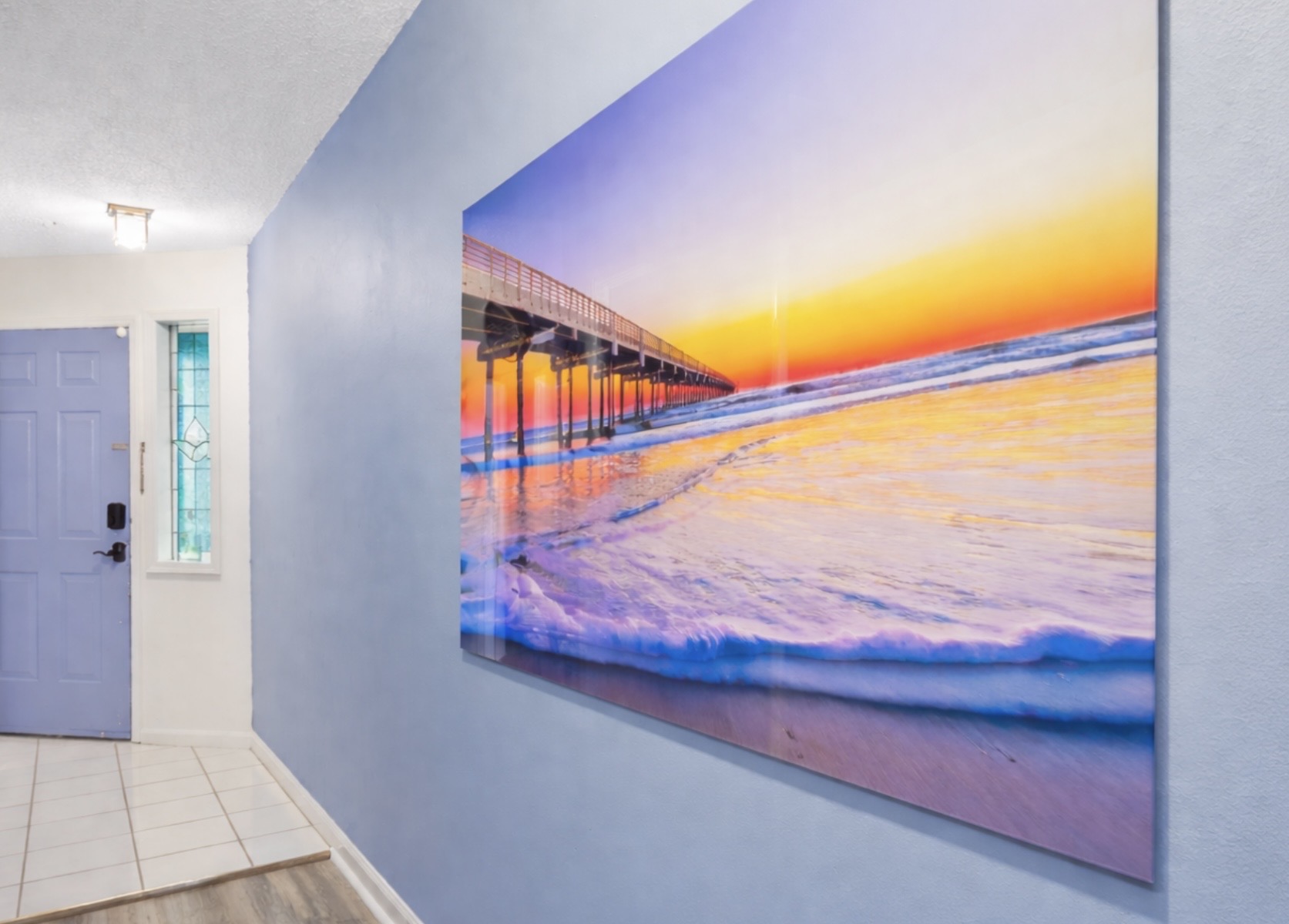 A stunning Garden City Pier artwork greets you in the hallway ✨ A daily reminder of what awaits at sunrise just across the street — soft coastal light, rolling waves, and the peaceful rhythm of the ocean.