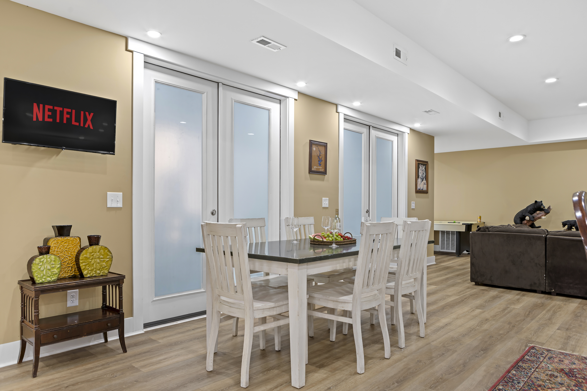Dining Room: Enjoy meals with friends, perfect for game nights and streaming your favorite shows!