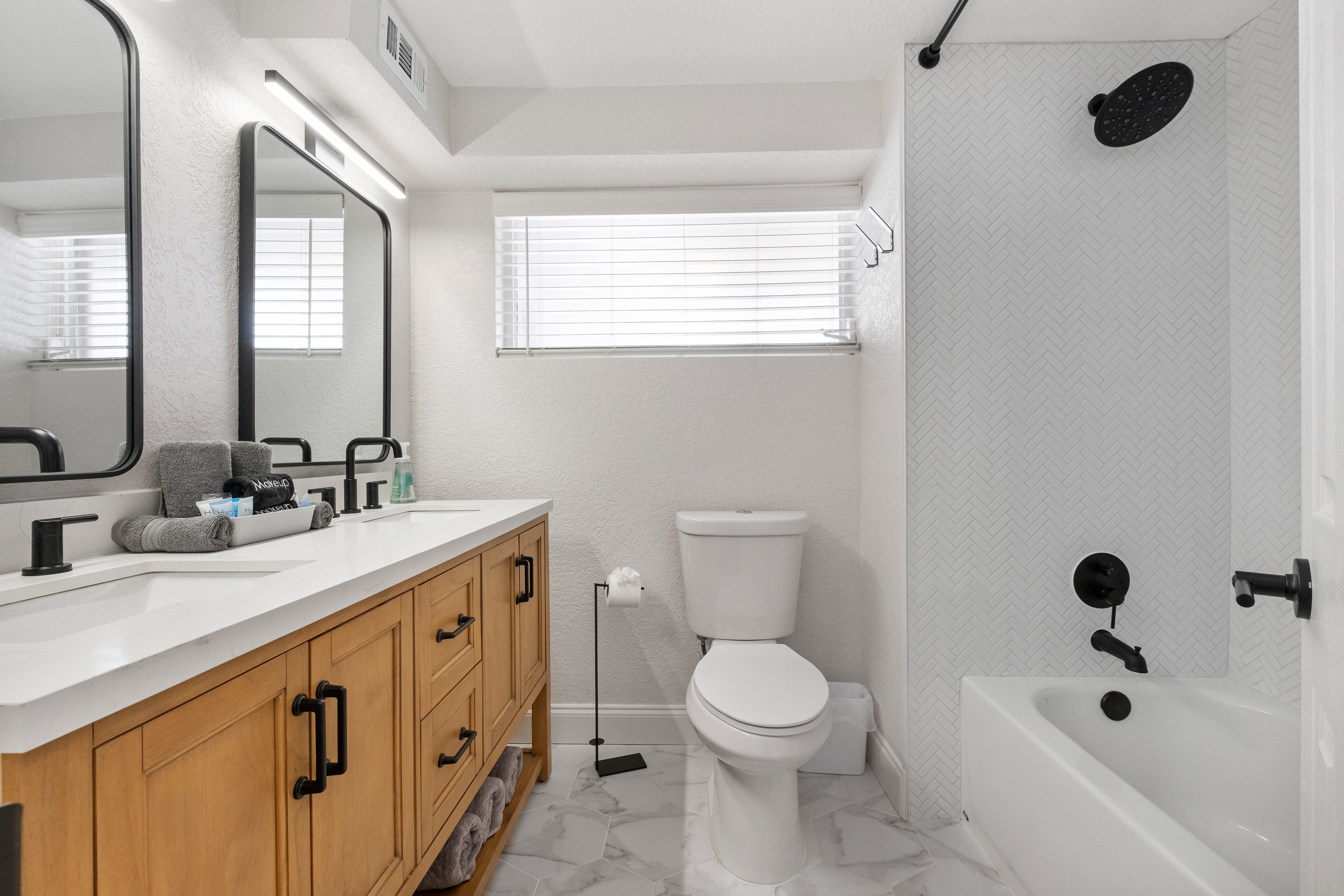 Bathroom 2 with tub/shower