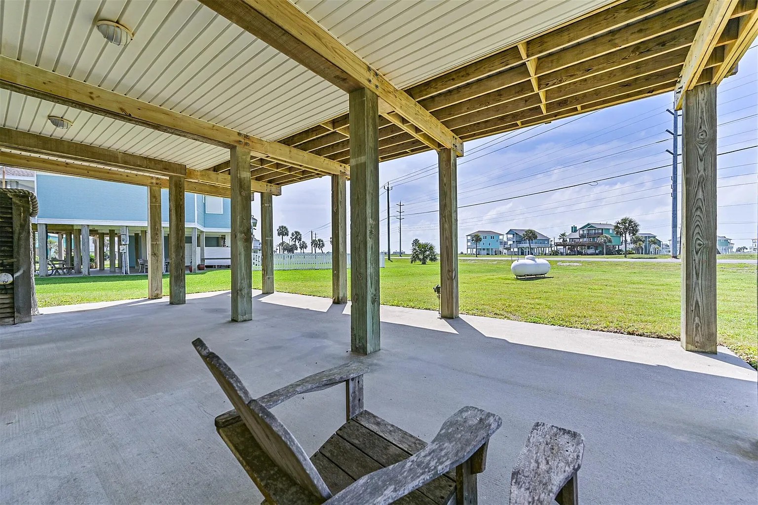 Views to watch the pickleball court