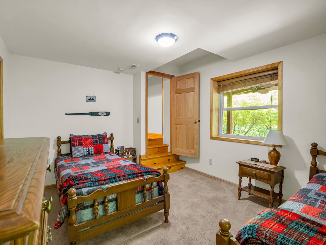Additional level of bedroom with two twin-sized beds