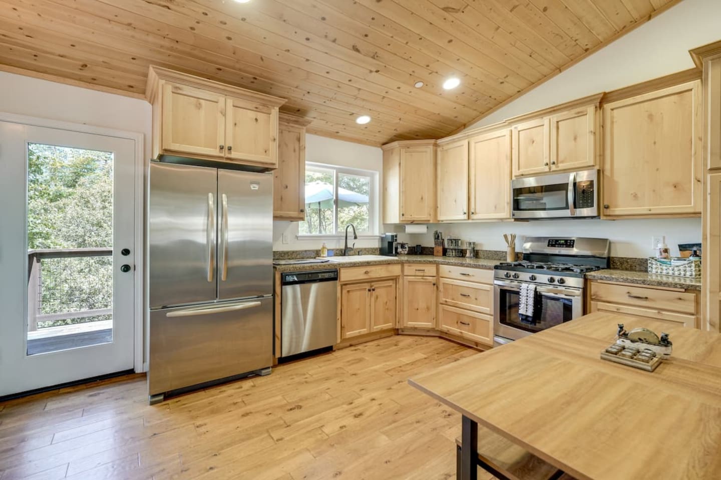 Kitchen | Dining Table | Dishware/Flatware