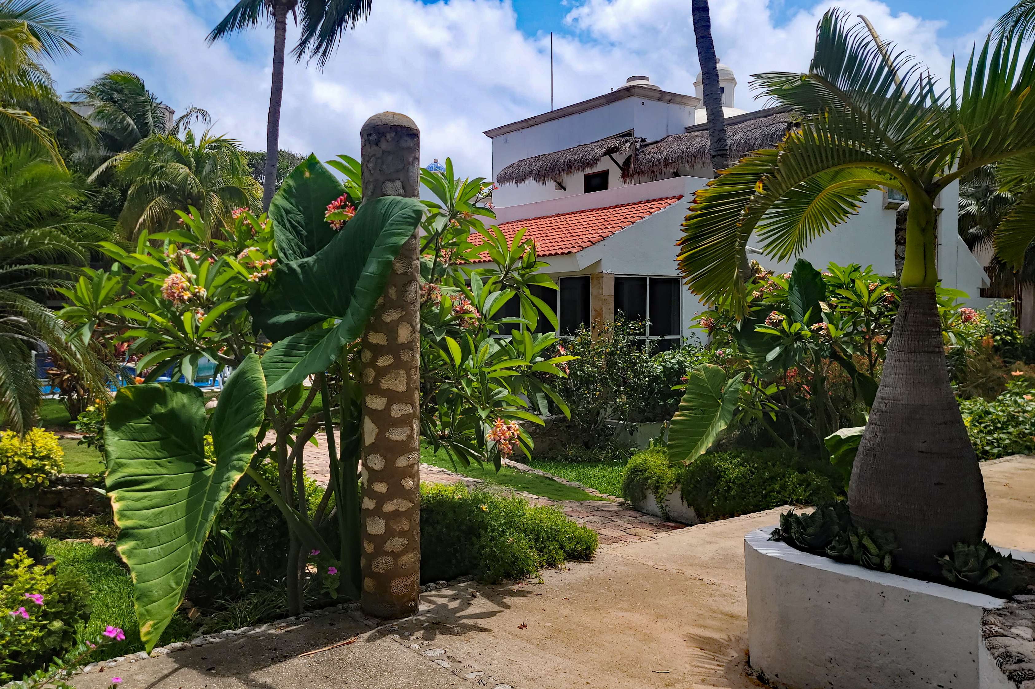 Luxury Spacious Poolside Villa, 30 steps to Beach! 2