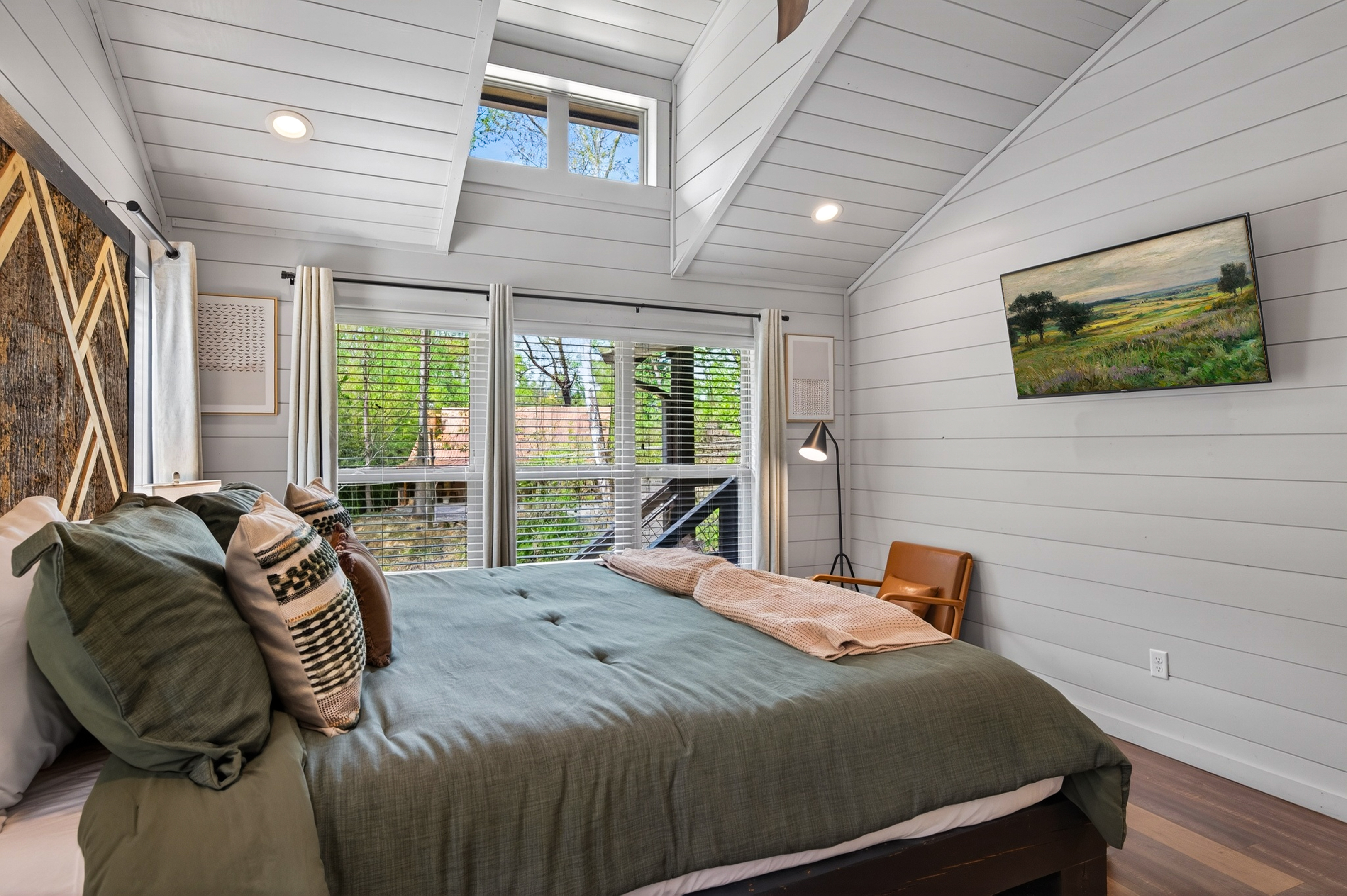 King size bed, with en-suite bathroom.