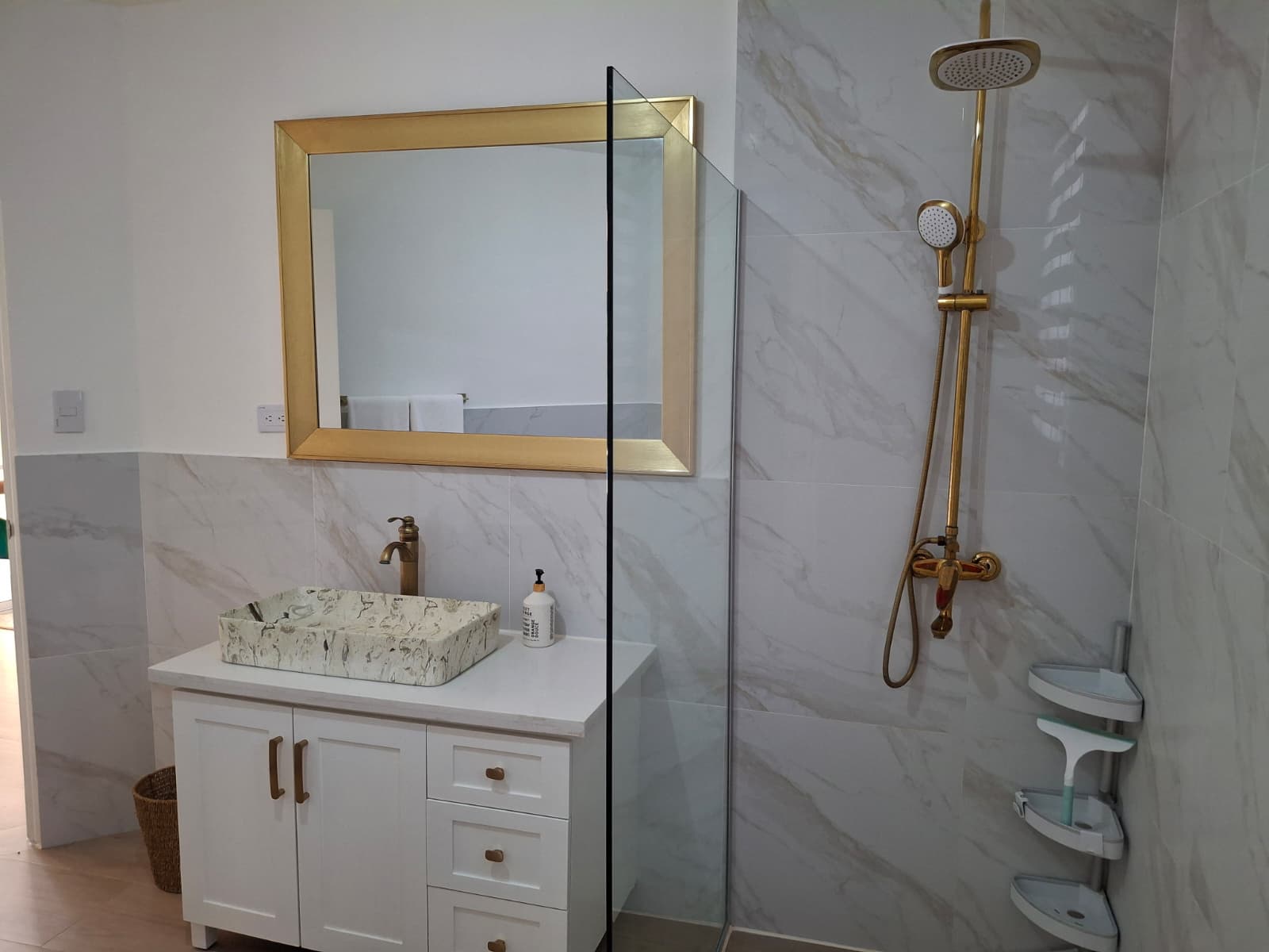Bath 1 shower