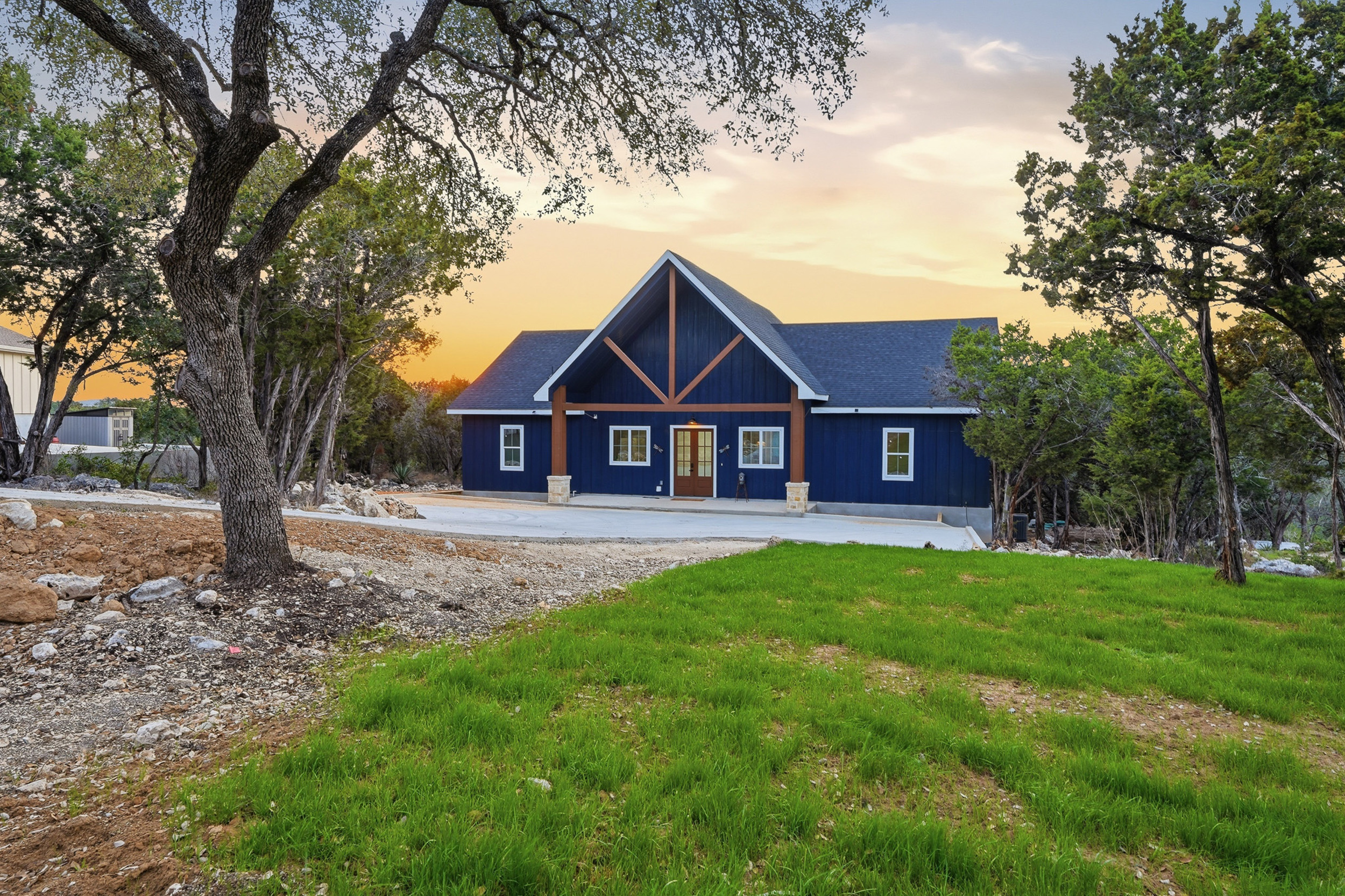 Sunset over Dragonfly Ridge, where quiet evenings settle in across the Hill Country.