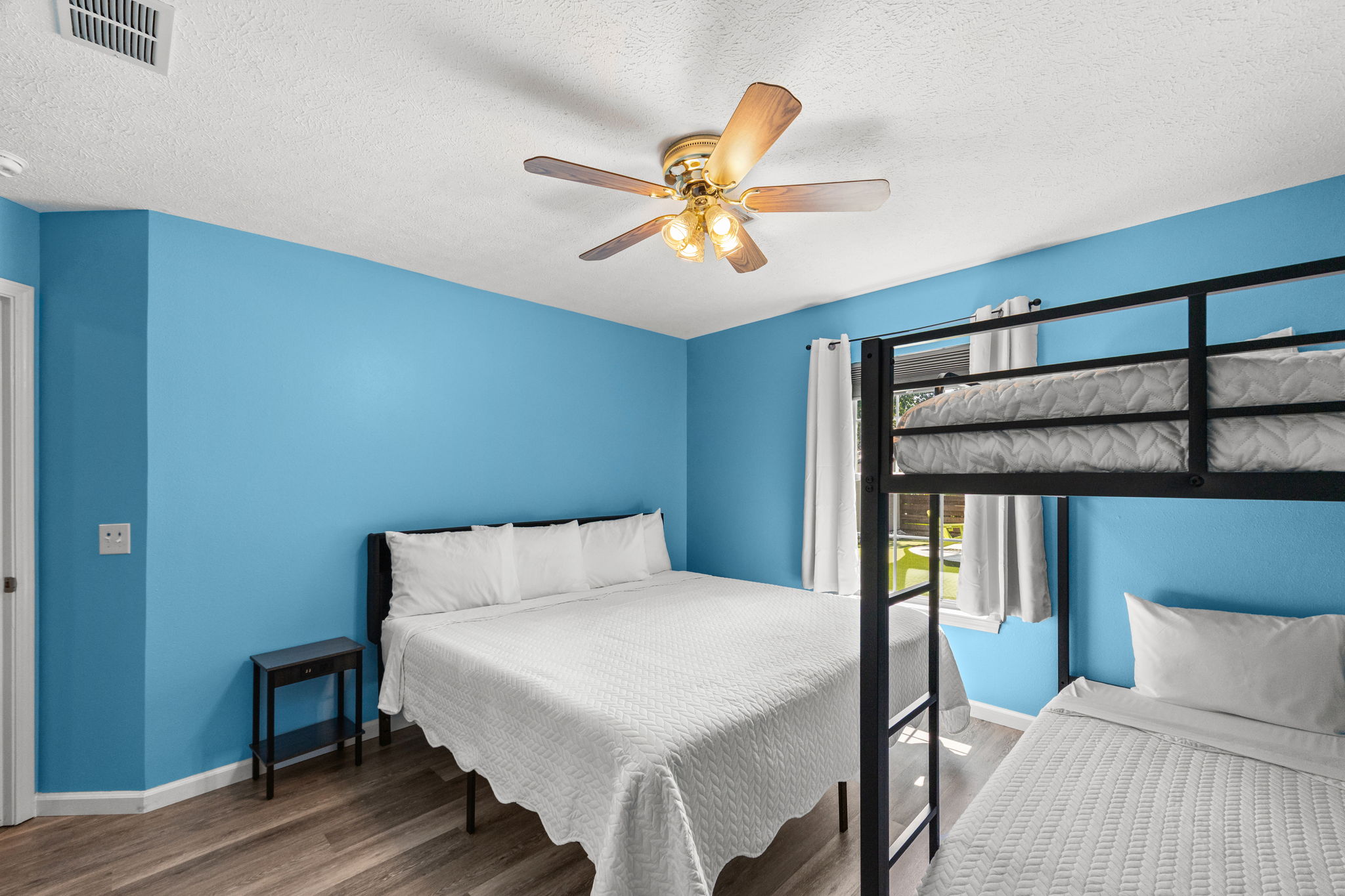 The Blueberry Bliss Room layout:

Sleeping: 1 King Bed + 1 Set of XL Twin Bunk Beds

Entertainment & Unpacking: 43" wall-mounted smart TV and 2 convenient luggage racks

Tech Perks: Bedside headboard and 2 side tables with built-in USB, USB-C, and 120V cha