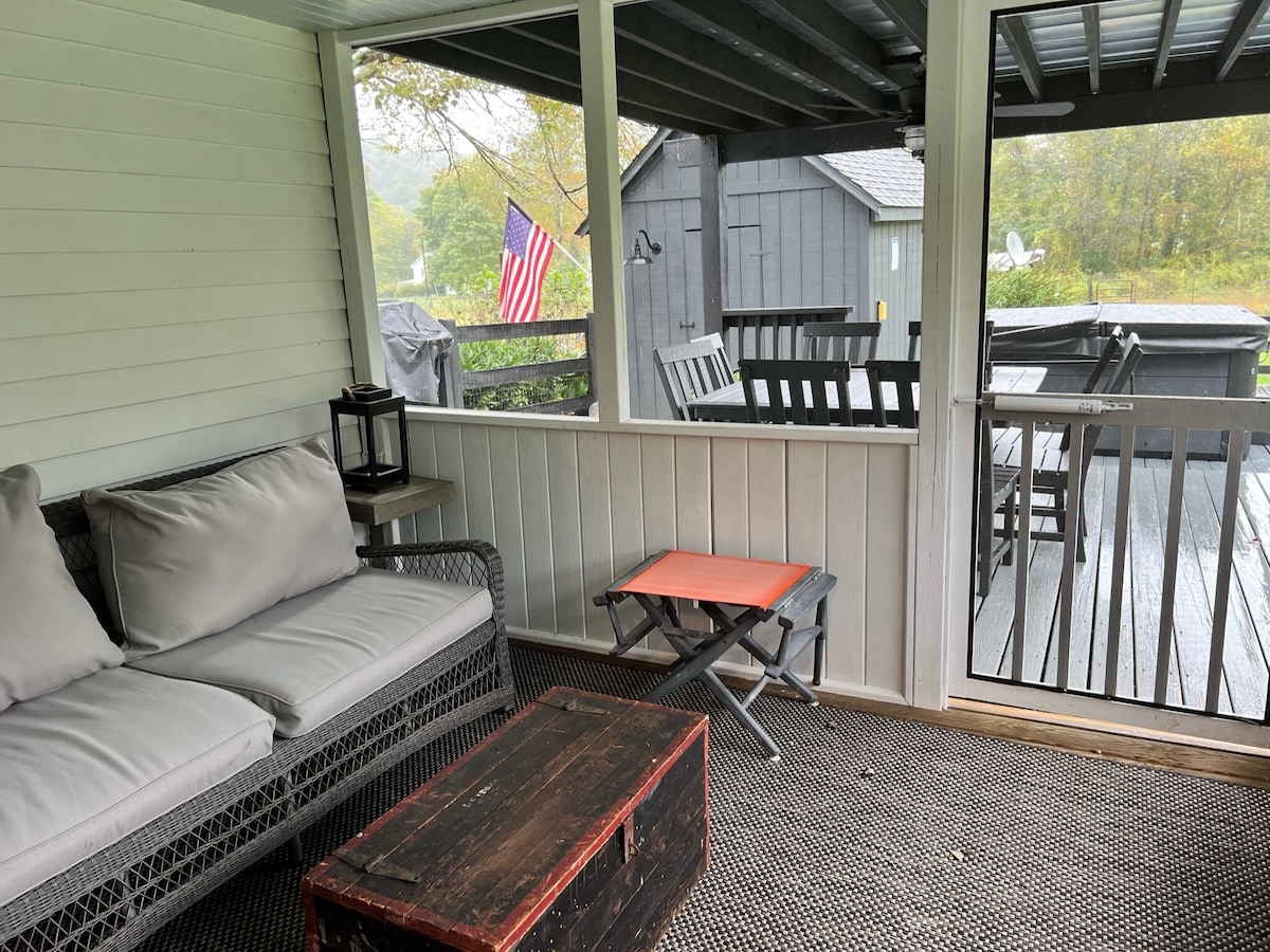 Screened porch of the kitchen