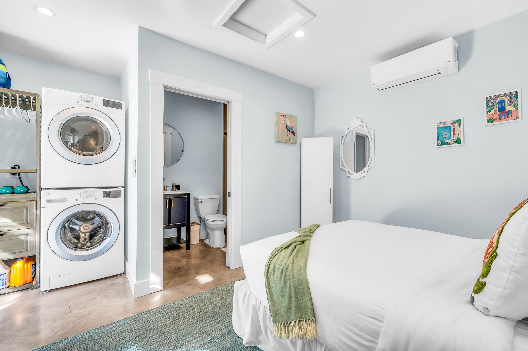 Charming guest house featuring a comfortable queen bed, in-unit washer and dryer, and a beautifully remodeled en-suite bathroom. Enjoy easy access to the pool, plus added conveniences including a mini fridge and a Keurig coffee maker—perfect for privacy