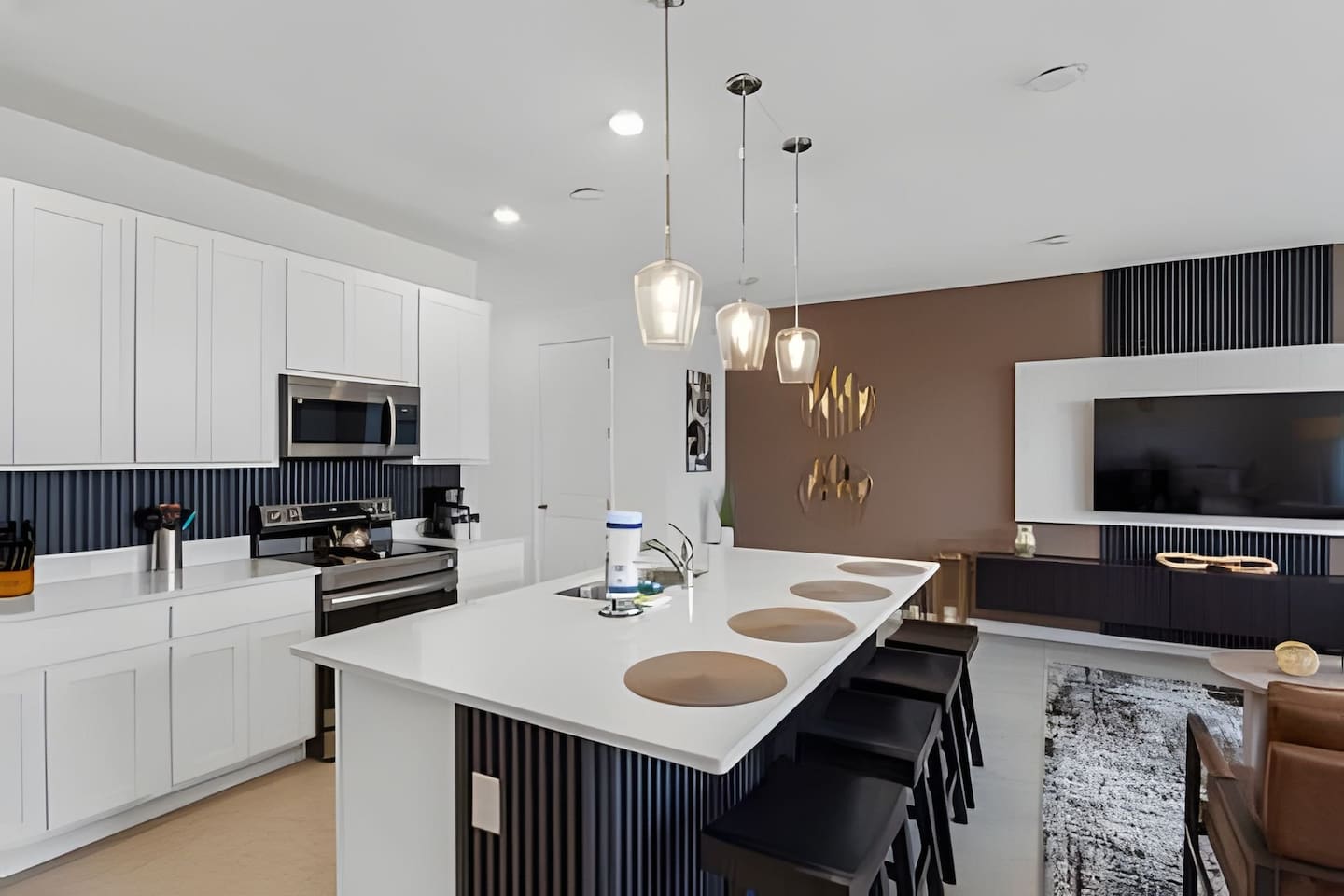 Bright, open island perfect for quick breakfasts, casual snacks, or a family cooking session.
