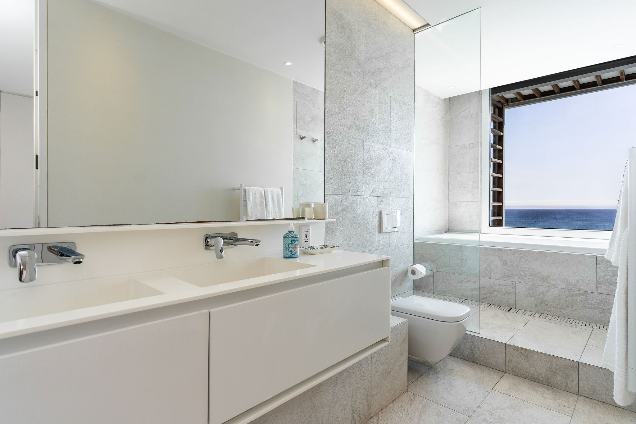 Main Bathroom en-suite