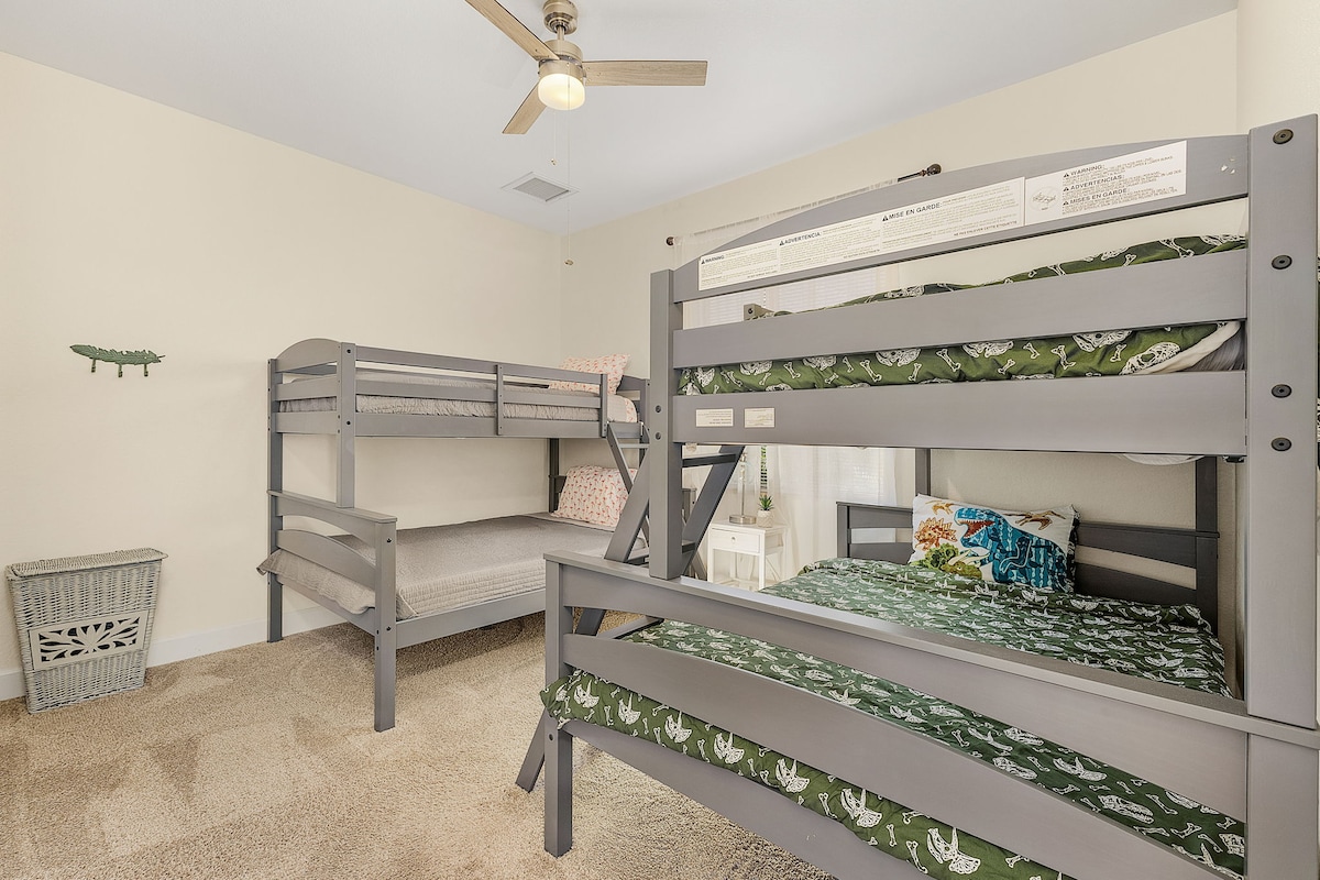 3rd Guest bedroom: Two comfortable bunk beds, ideal for a peaceful night's rest!