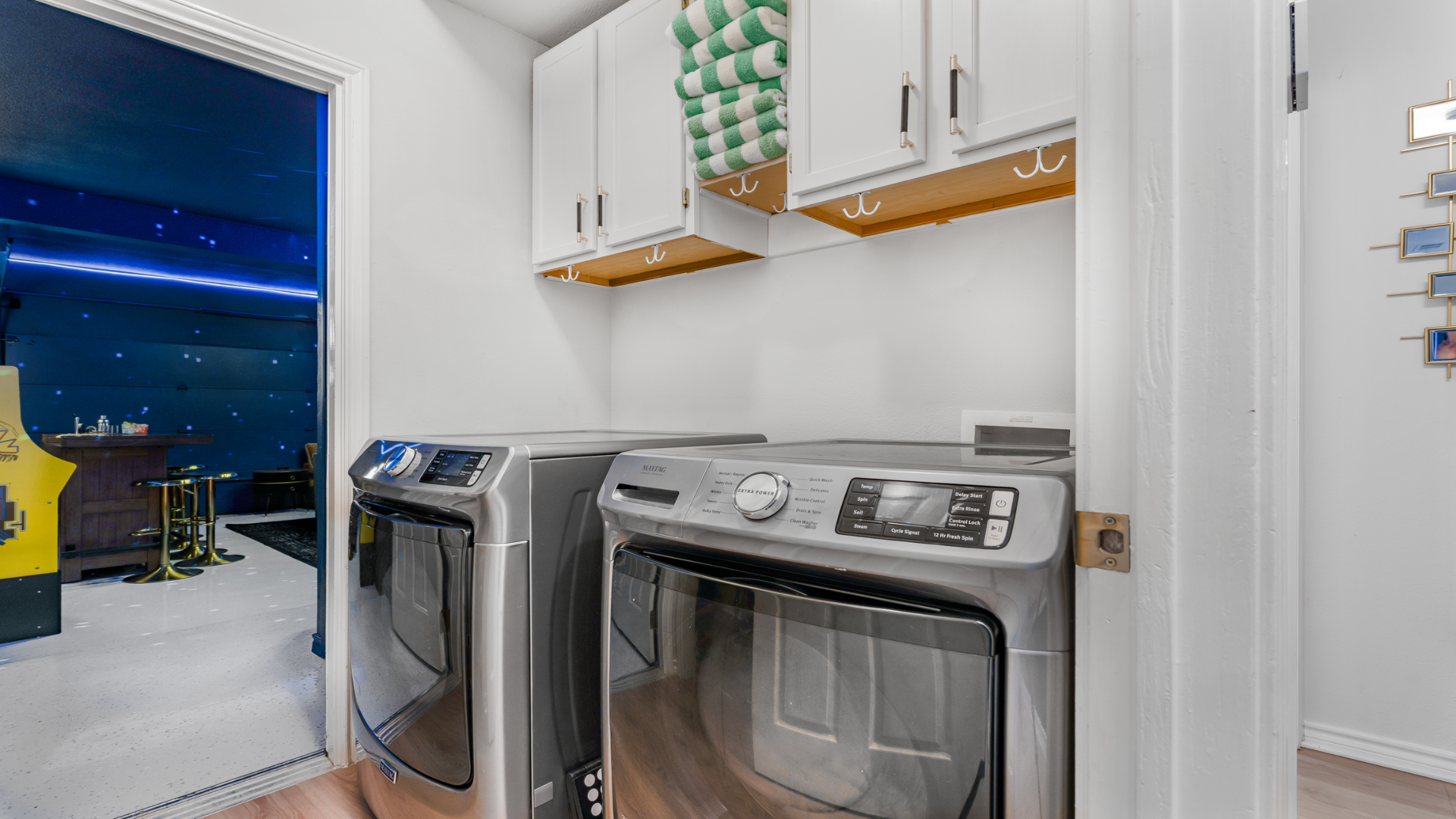 Keep your laundry routine easy and organized! Equipped with hooks for hanging wet items, and plenty of towels for your hot tub sessions, you’ll have everything you need for a convenient stay.