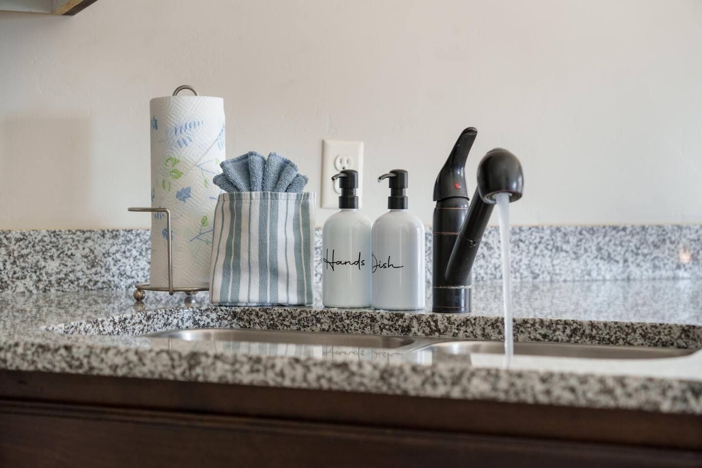 Fresh and tidy kitchen sink setup