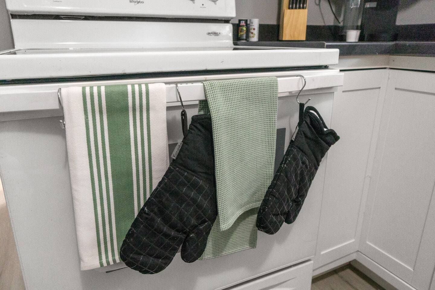 Handy kitchen towels and gloves, ensuring convenience and comfort while you cook and clean.