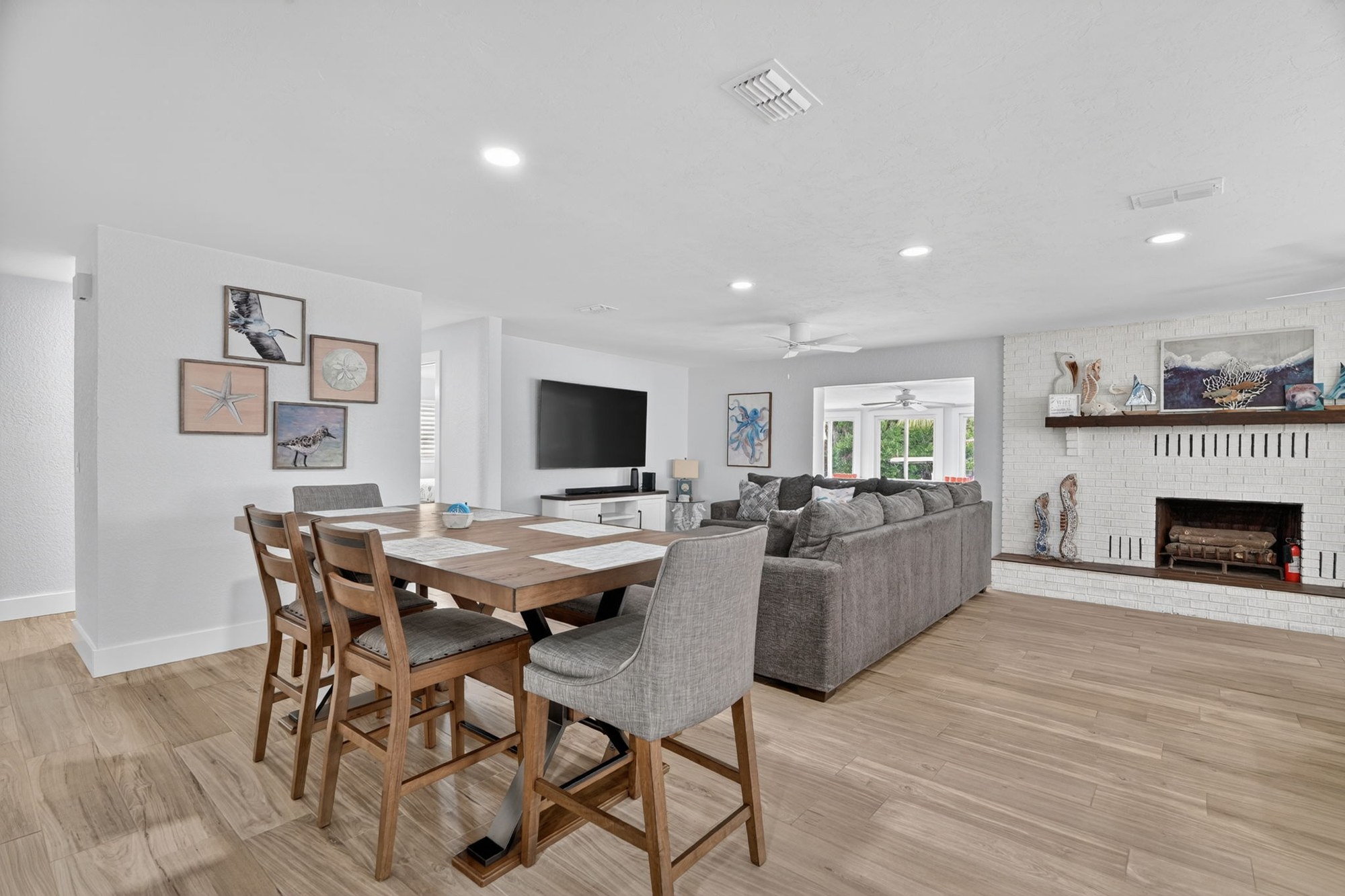 Dining table seating