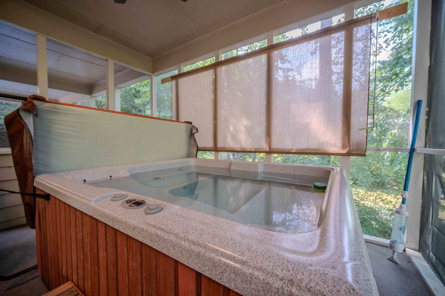 Hot tub with easy lift cover