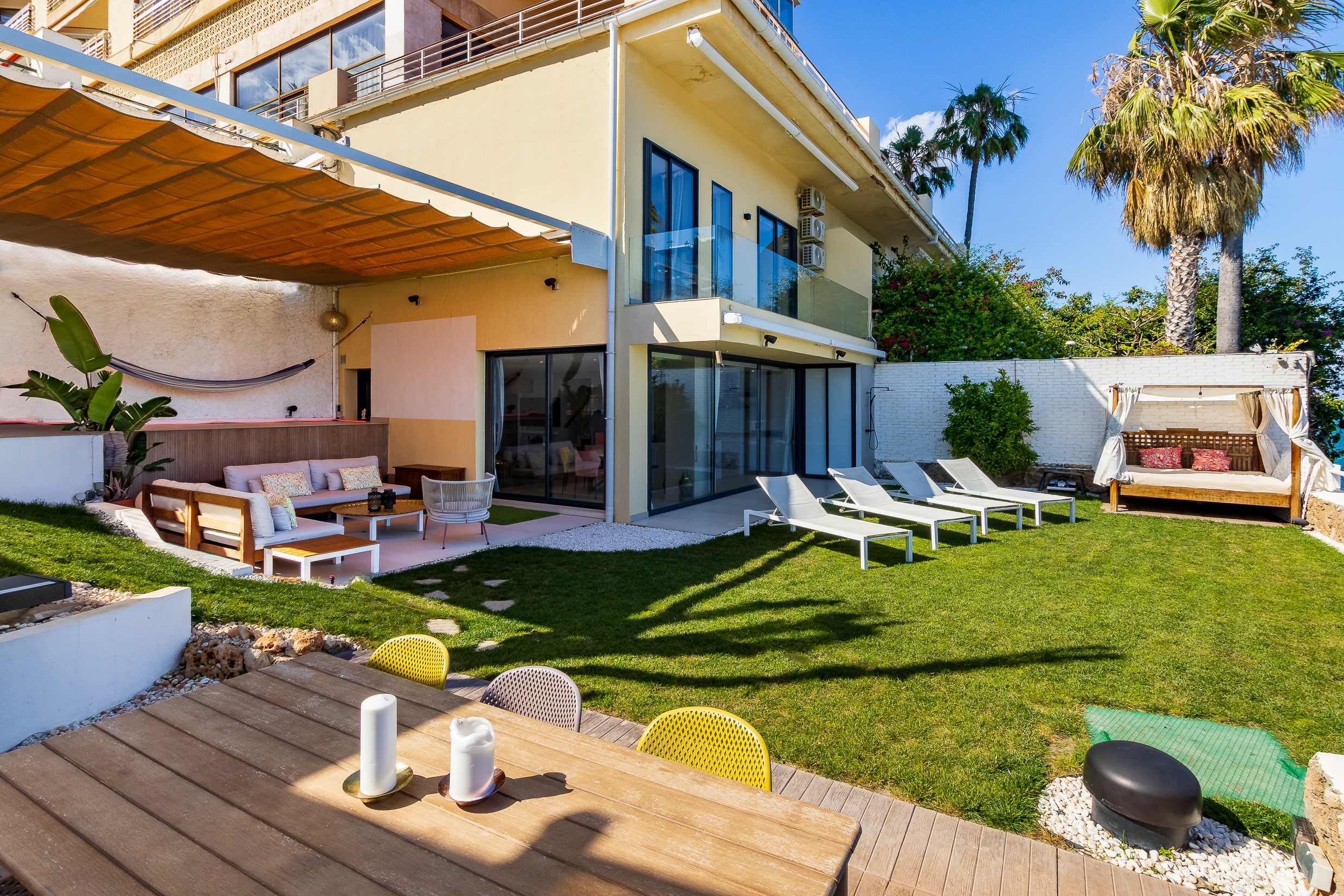 Beachfront duplex with private garden, loungers and sea view