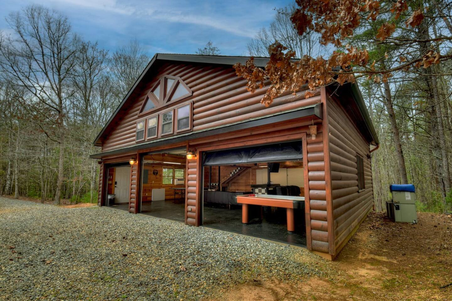 Game room located in front of the house, perfect for entertainment and fun gatherings.