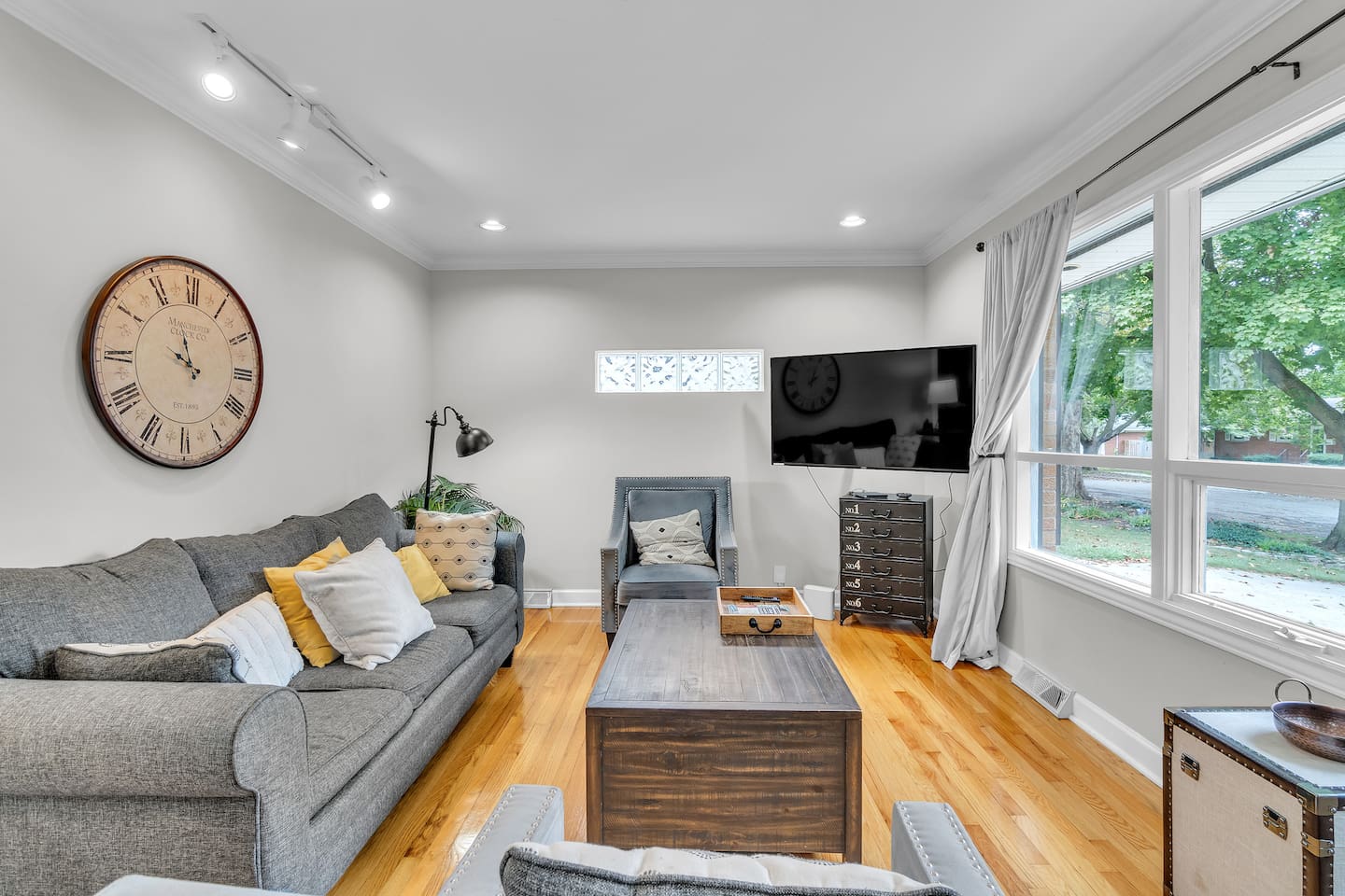 Whether you're watching a movie or simply chatting, this comfortable and welcoming space will surely be a hit with everyone.