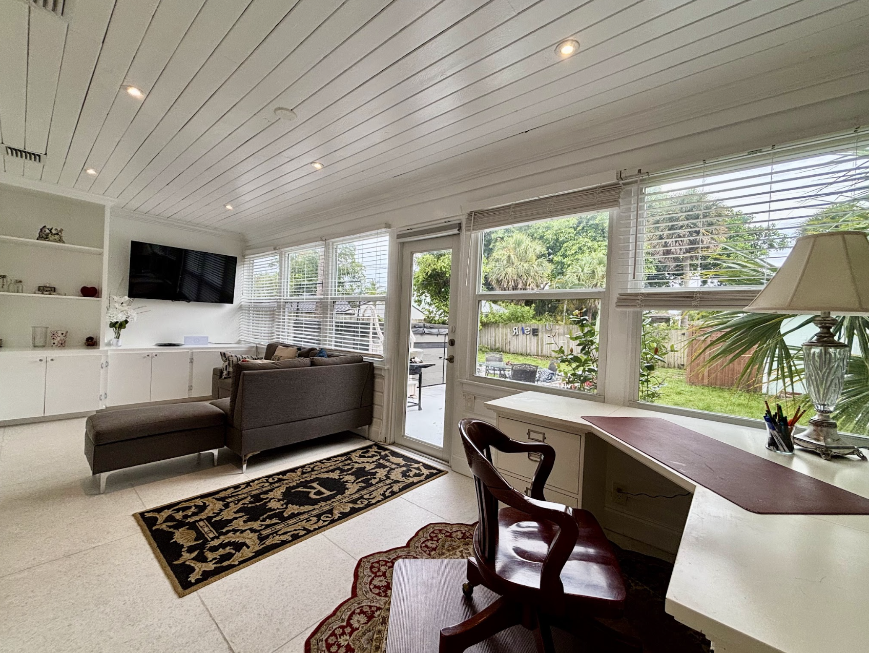 The workspace is located in the "Florida Room", with your desk overlooking the tropical scenery..