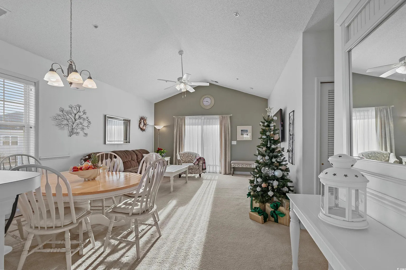 Open floor plan, Living room area and Dining area