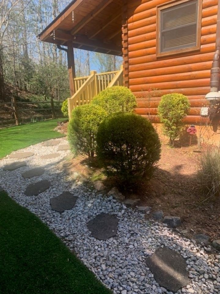 Pet- friendly side yard