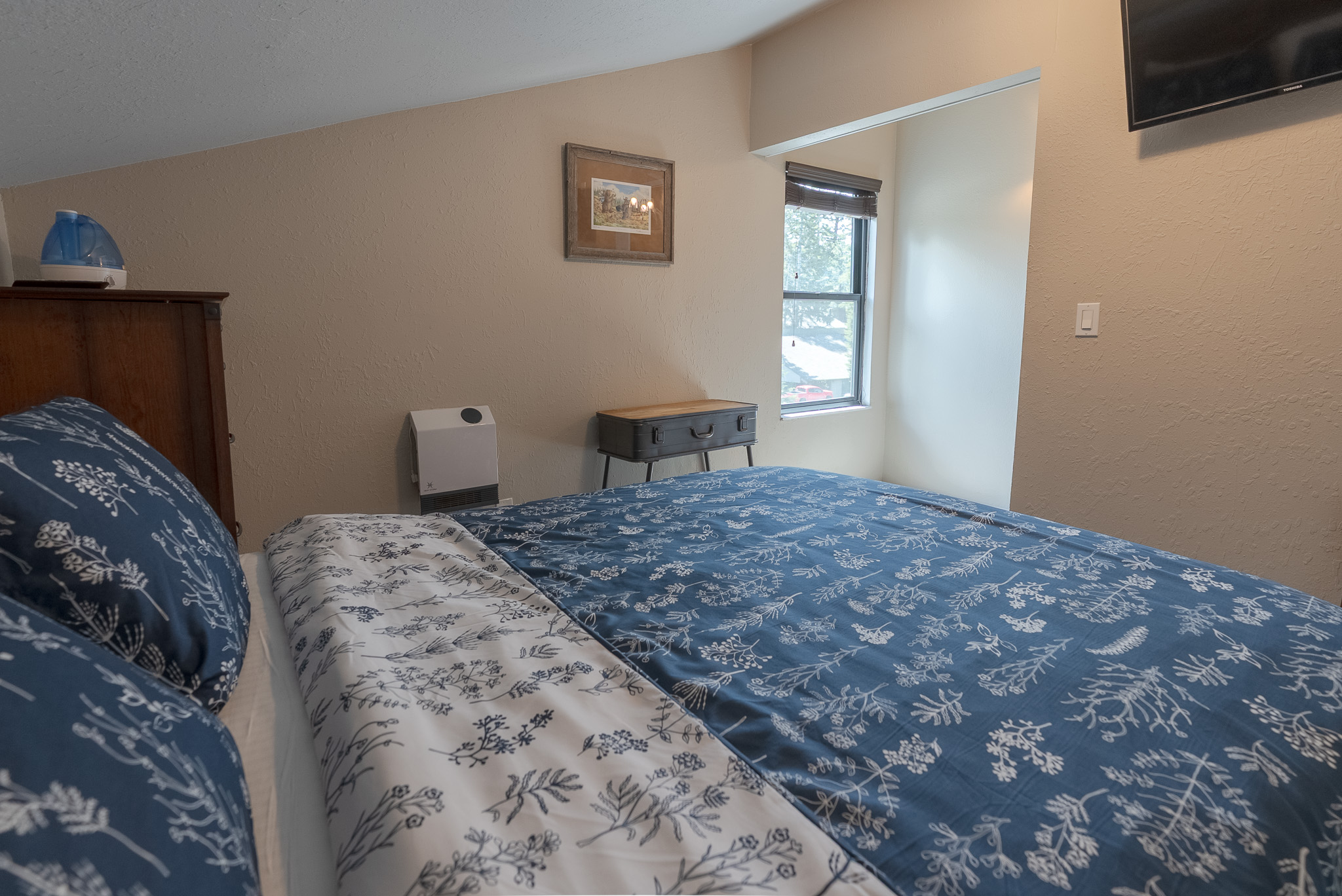 Upstairs queen bedroom.  Open to the hallway.