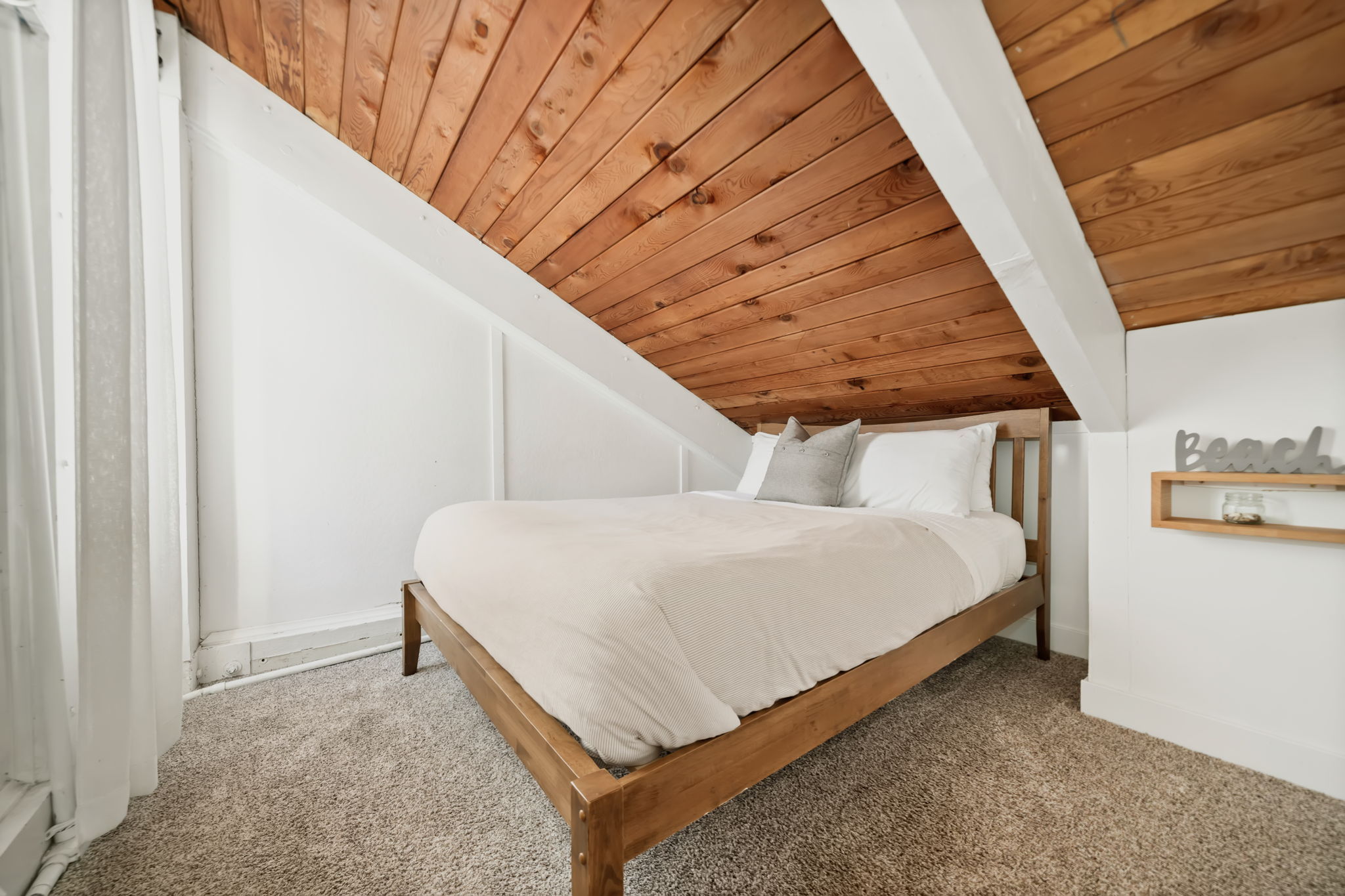 Queen size bedroom upstairs 