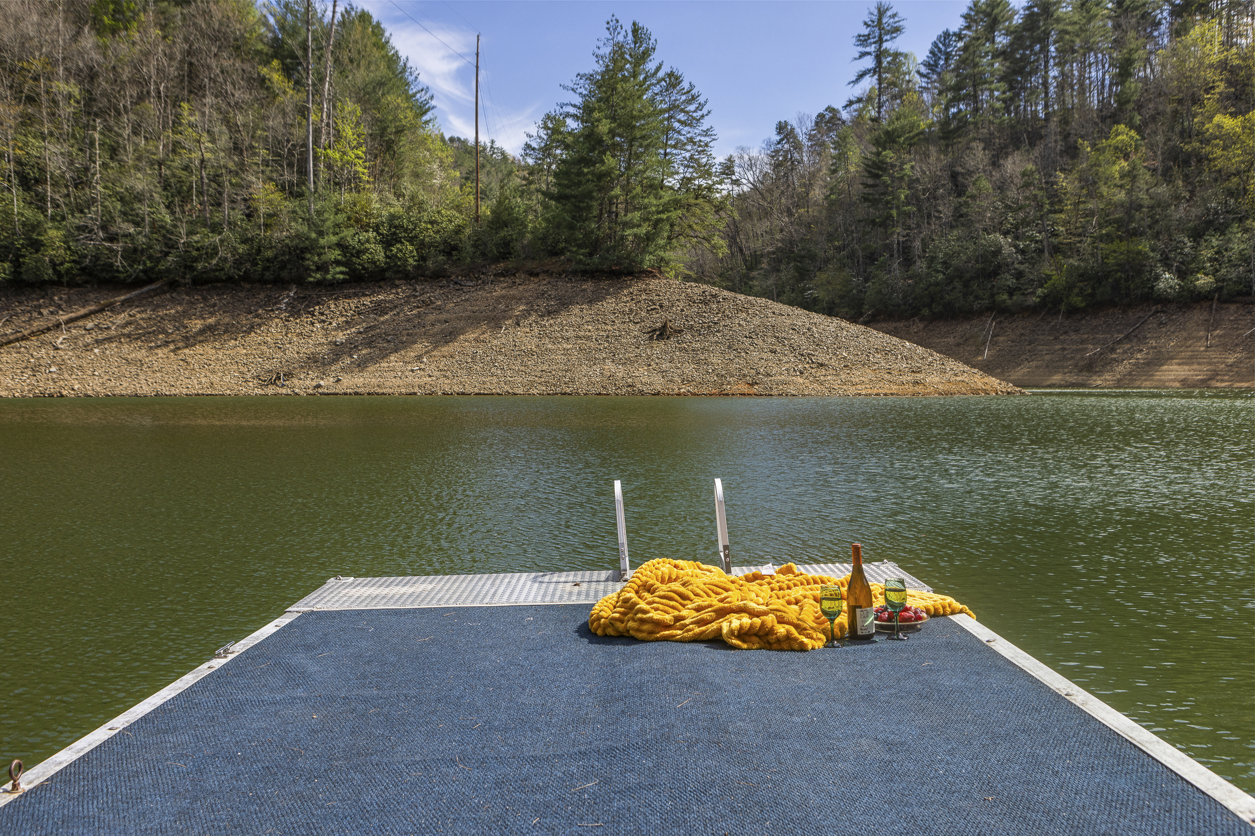 Lakeside Retreat: Sip wine on the dock, wrapped in warmth, surrounded by nature's beauty!