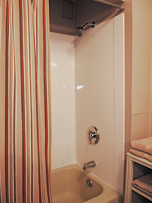 Bathroom w/ tub & shower
