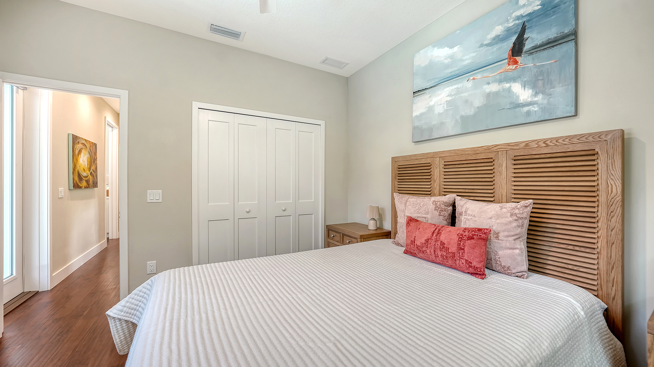 Alternative view of 2nd Queen bedroom