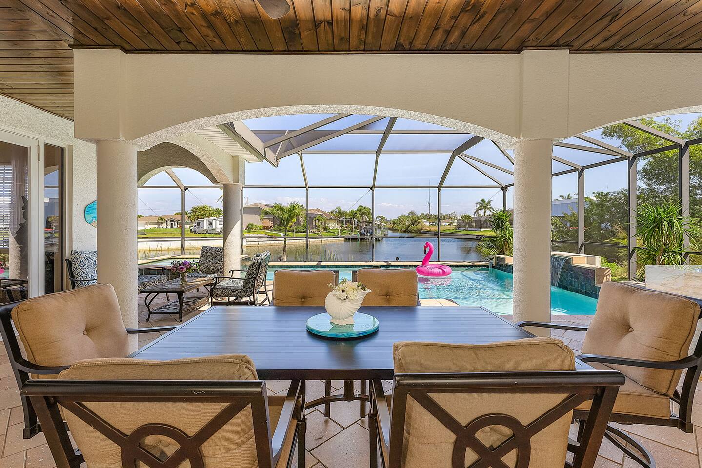 Experience Florida outdoor living with perfect outdoor dining!
