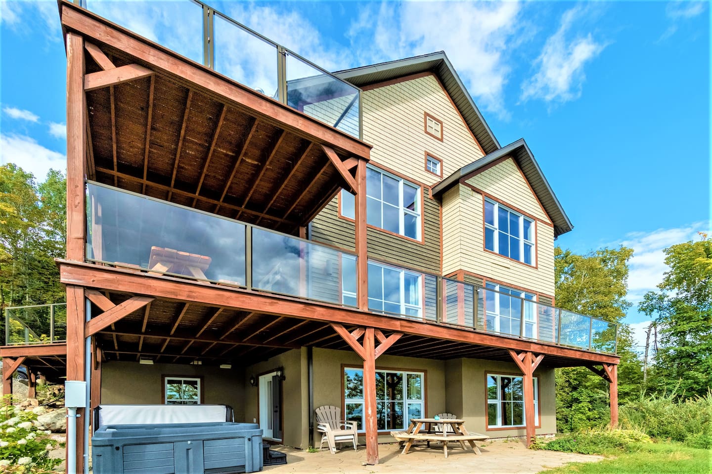 Vue du chalet-condo et de ces 2 étages du bas.