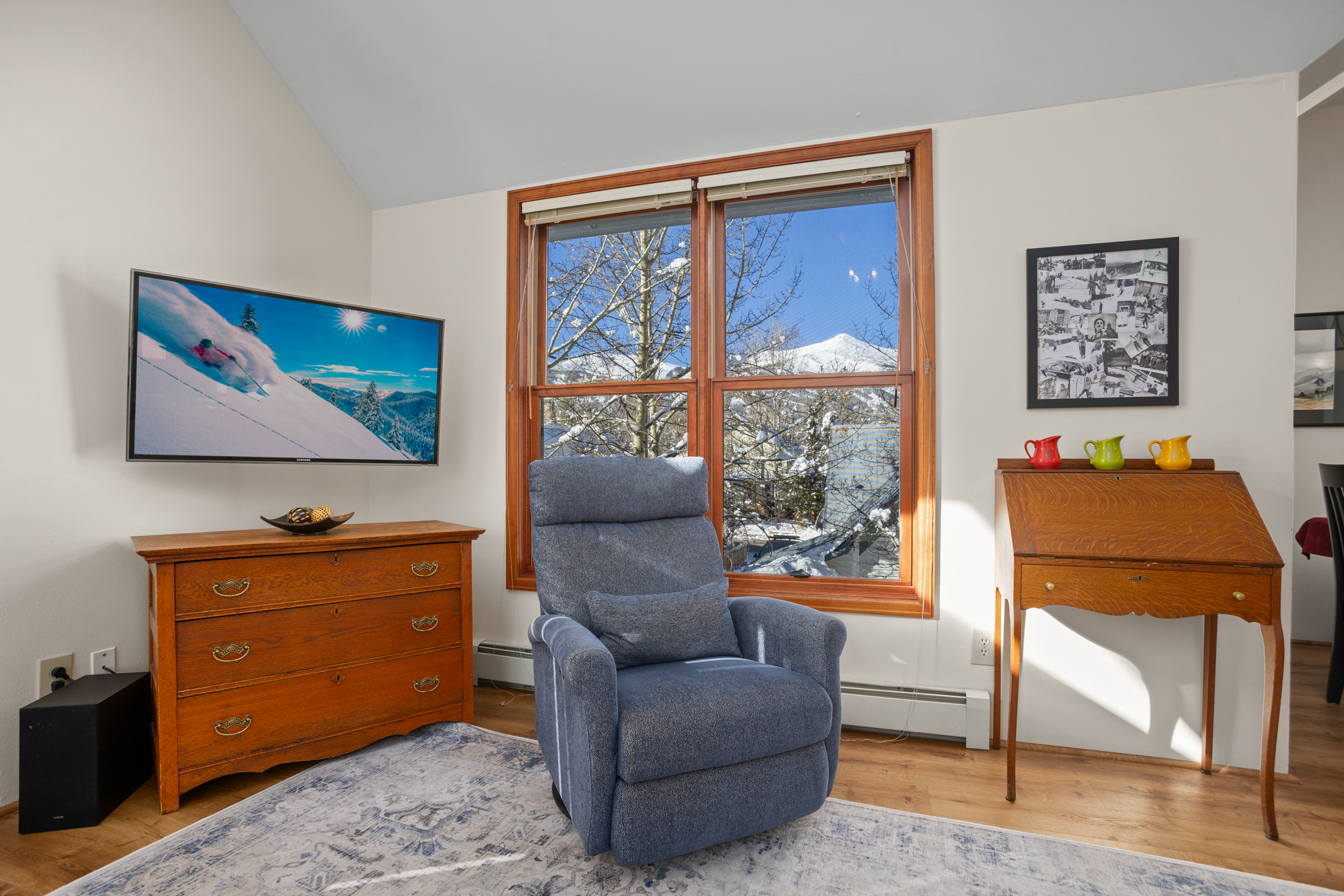 Living Room w/ HDTV