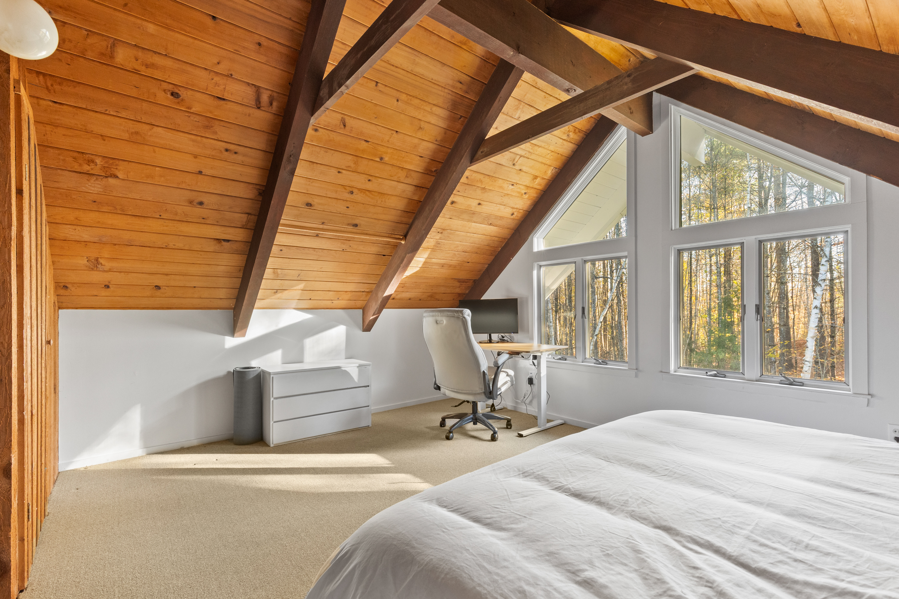 Loft king suite with dedicated workspace, 1 Gbps WiFi & stunning forest views