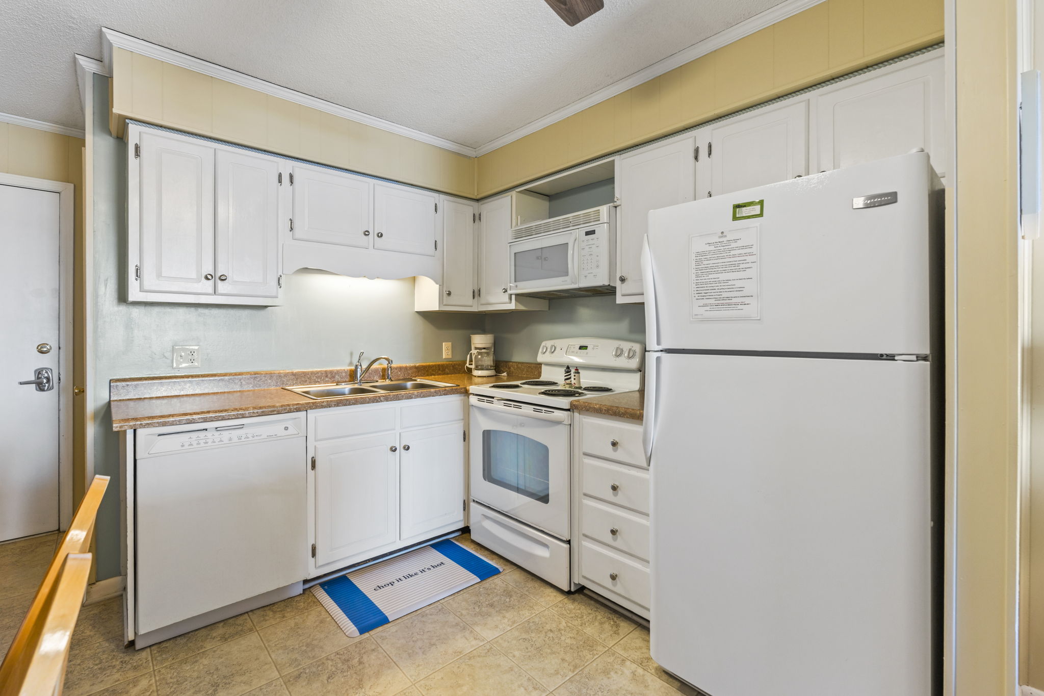 Clean and convienent kitchen with everything you need