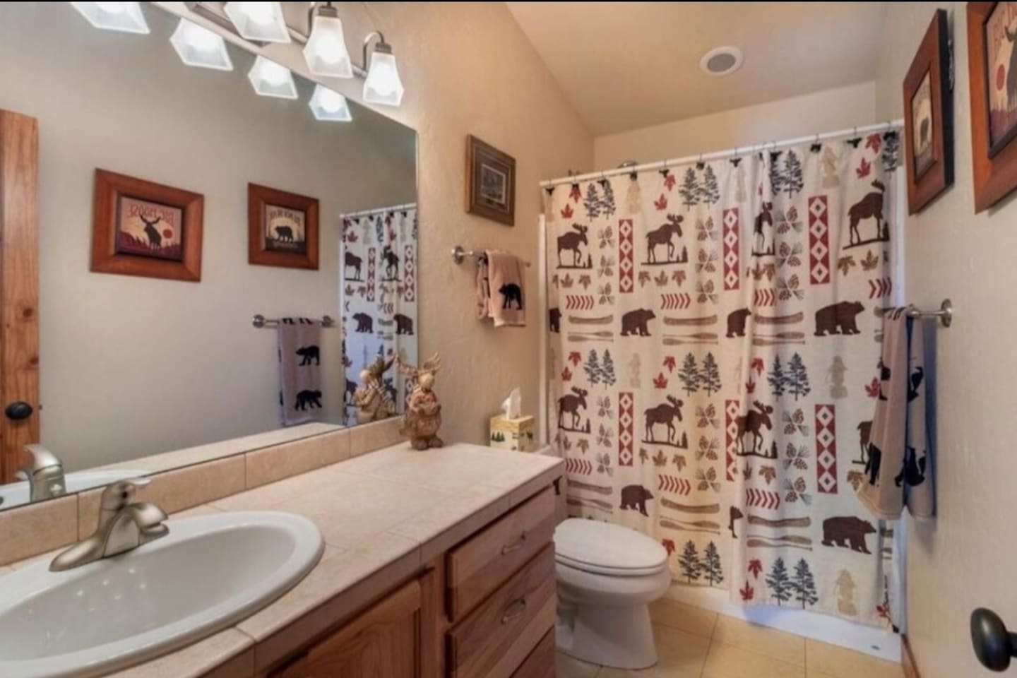 2nd Bathroom for upstairs bedrooms with full shower/tub