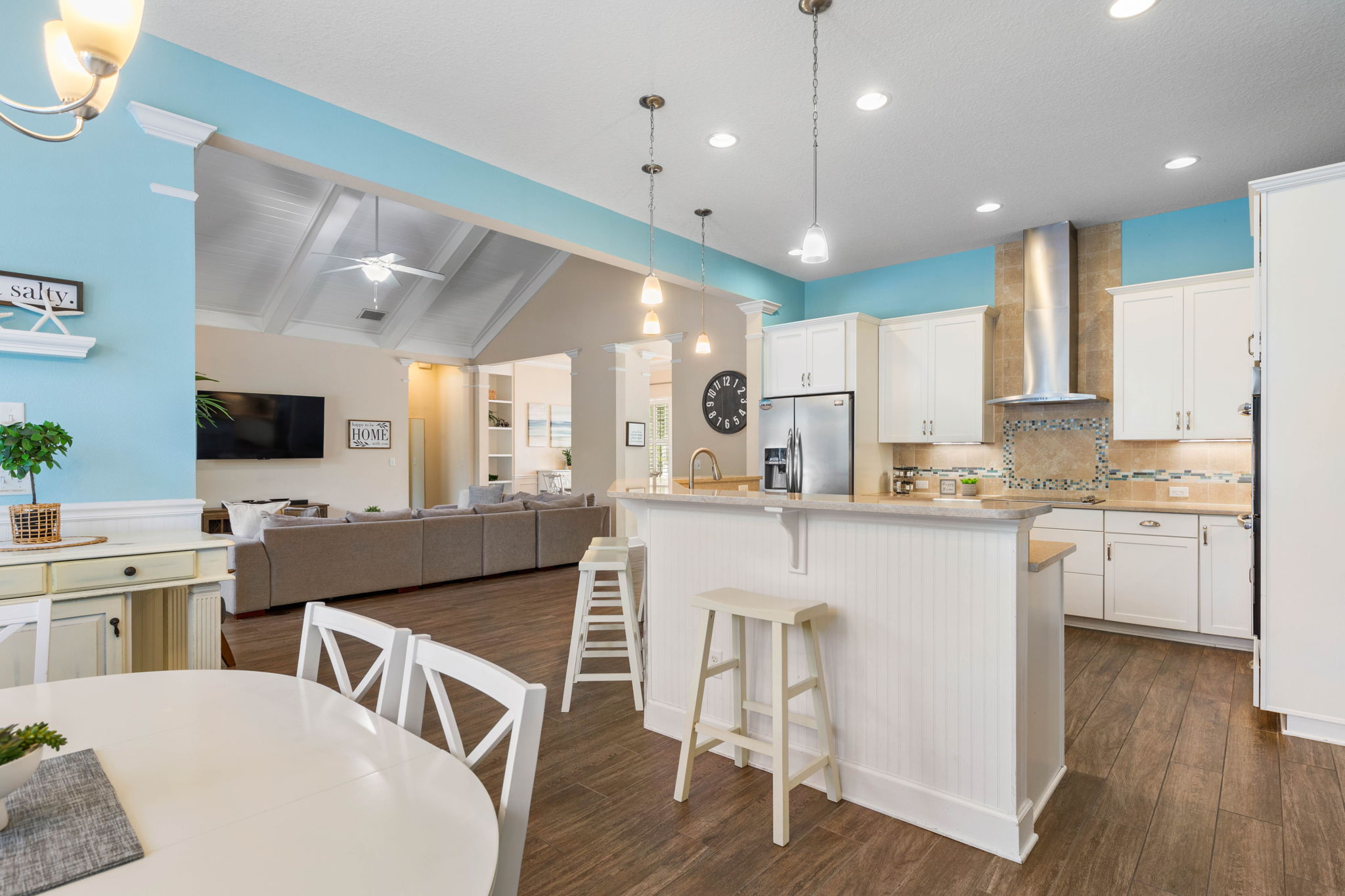 From pancakes at the island to movies on the sectional, this open coastal great room keeps everyone together—sharing beach stories, pouring one more drink, and letting those easy vacation evenings linger a little longer.