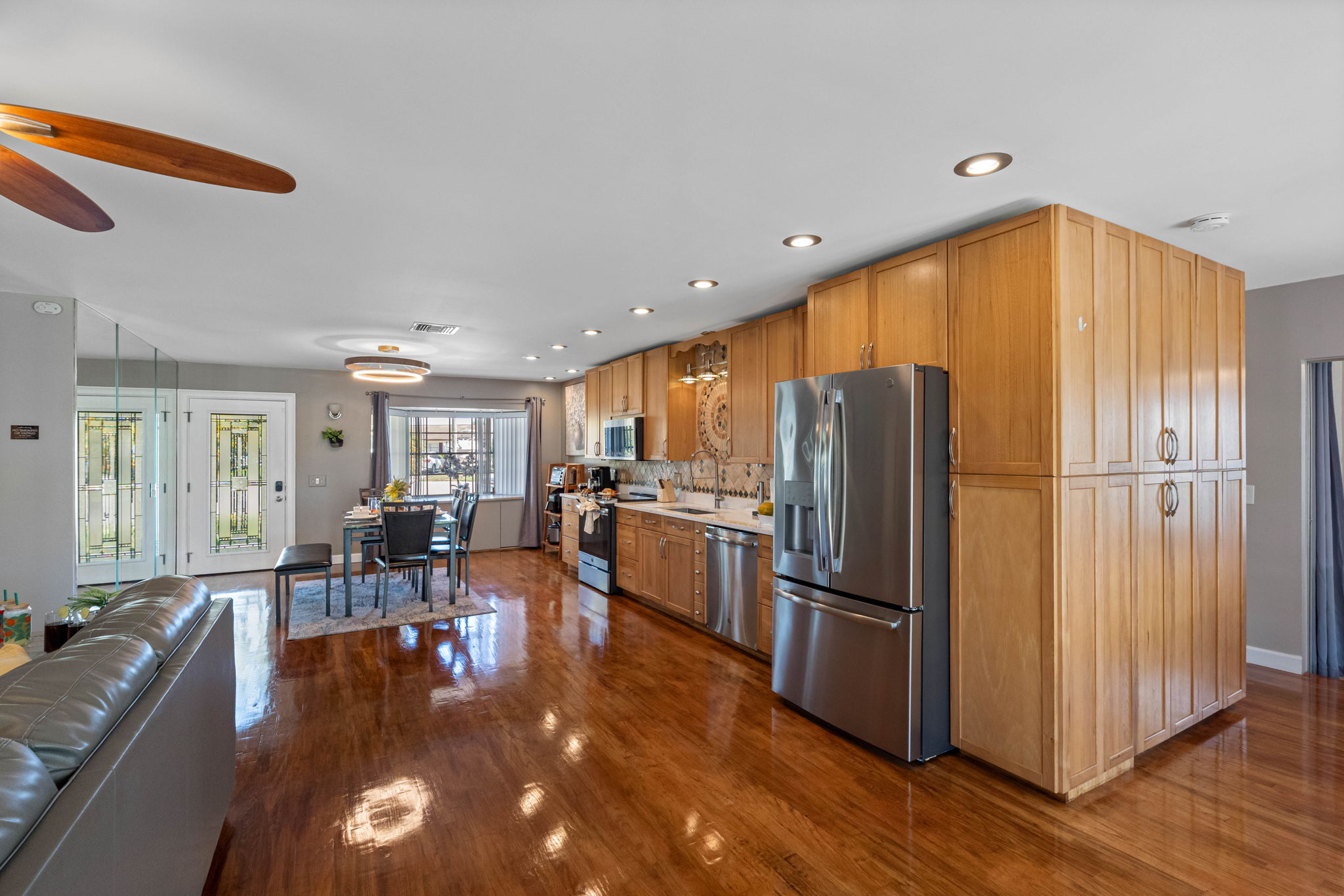 The seamless connection between the kitchen and dining area allows for easy hosting, casual meals, and comfortable conversation.