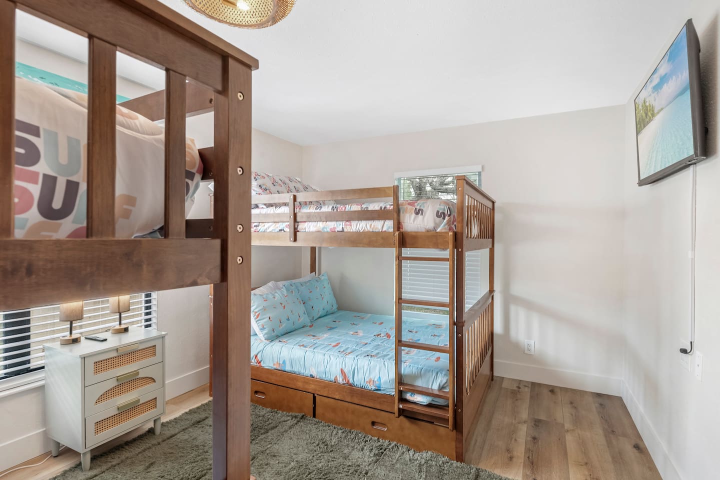 2x  Full-Size Bunk room with 40-in TV (Sleeps 8)