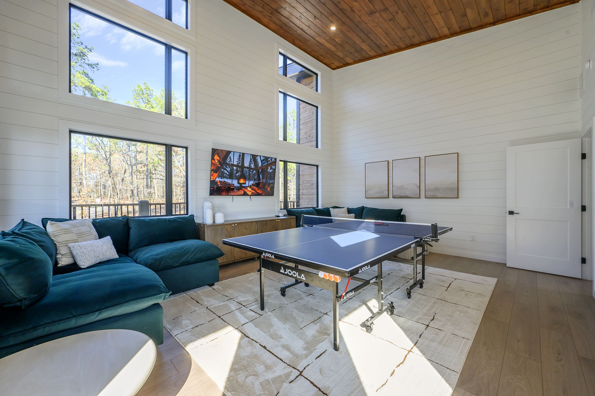Game Room - Includes a full-sized ping-pong table + board games + Smart TV. Paddles and balls are included.