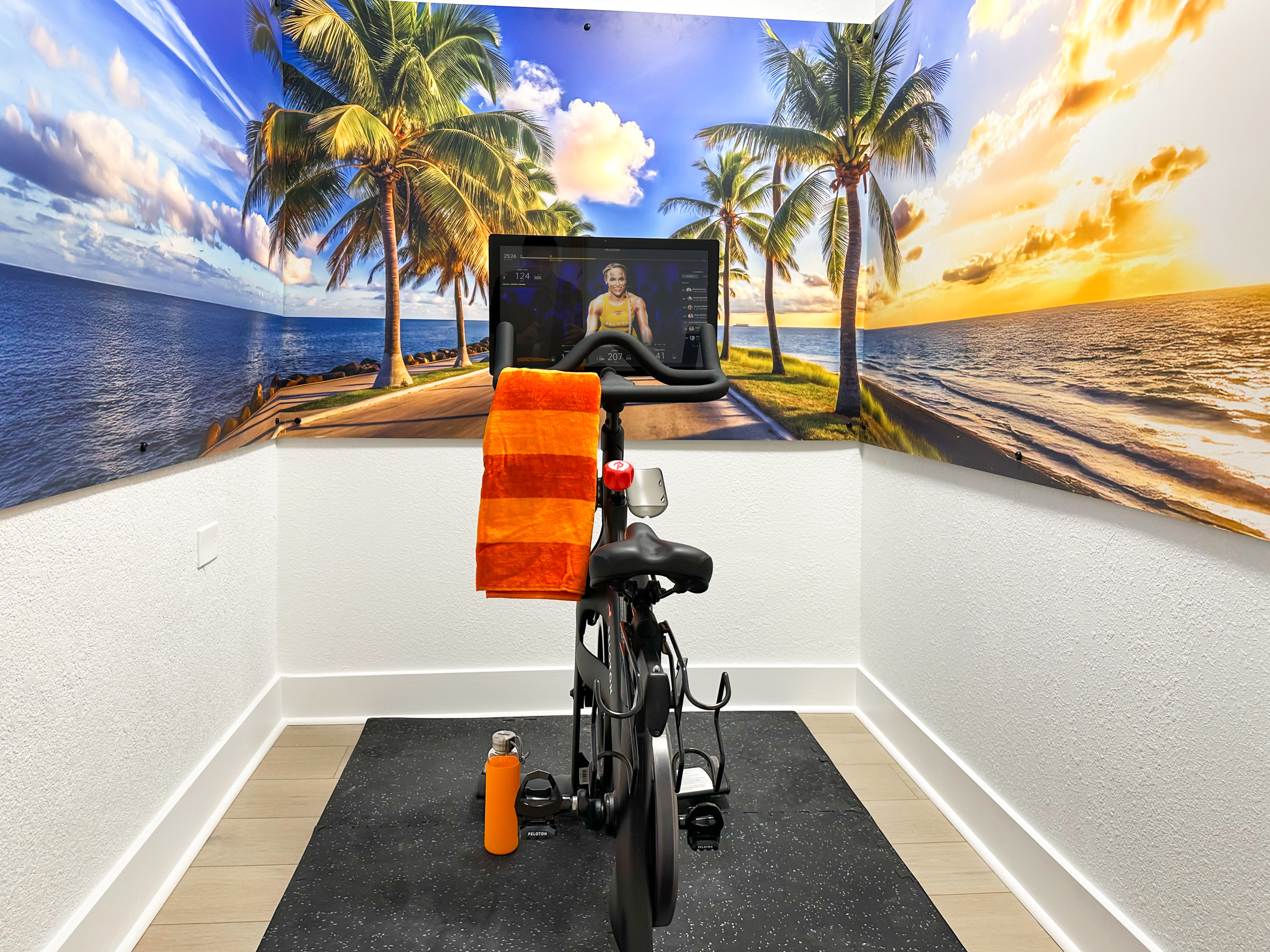 Enjoy vivid scenery while taking a ride!