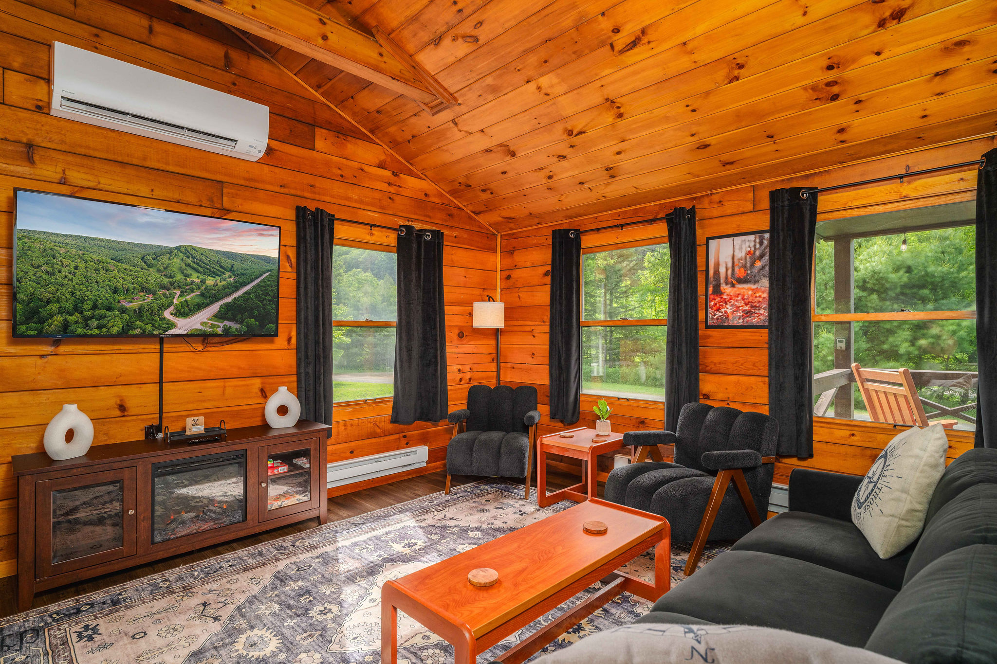 🌲 Forest views from every window — the woods come right into the cabin.