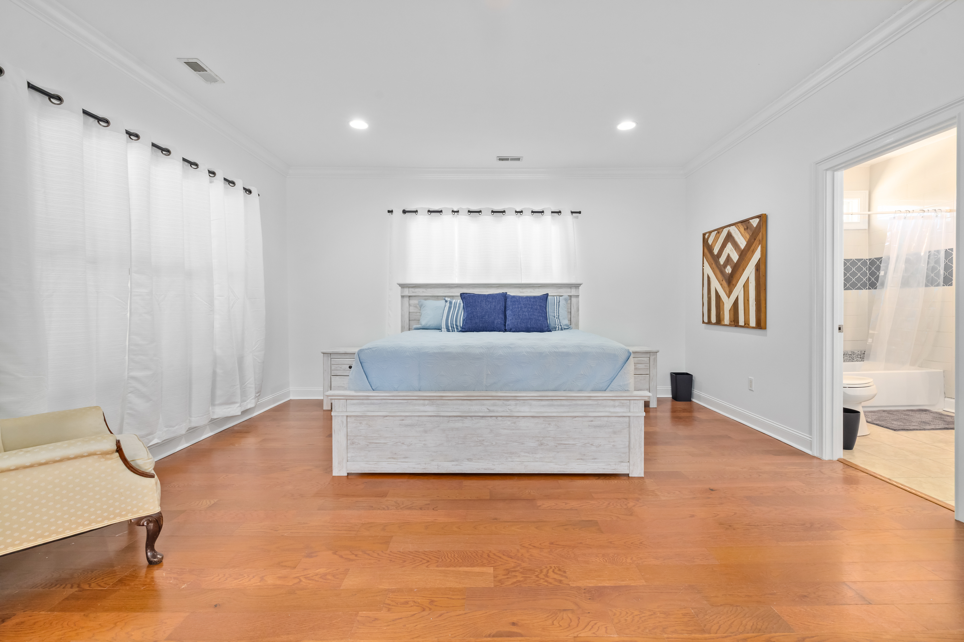 👑 King Suite — En-Suite + Workspace Drift into comfort wrapped in coastal-lux bedding.Soft layers, serene tones, and a plush king bed create that fresh, sink-in feeling at the end of a beach day. Light, airy, and designed for deep, restorative sleep.