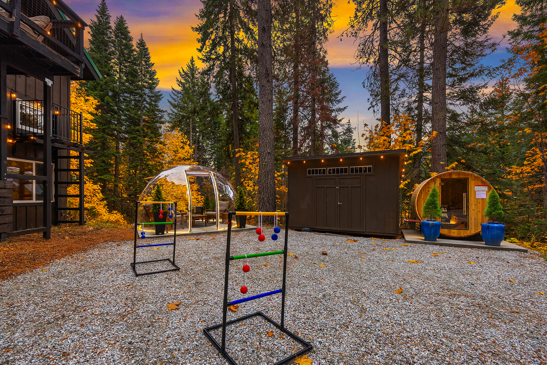 Spacious outdoor area: 4-person barrel sauna, geo dome and hot tub