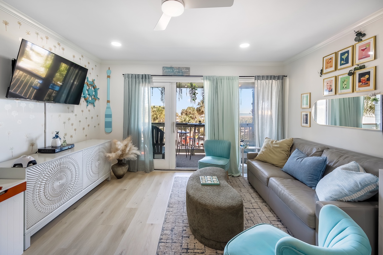 Living room Susu's Sea Cabin | 238C 1300 Ocean Blvd | Isle of Palms, SC | IOP Escapes